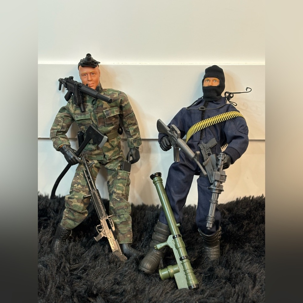 GI Joe Action Figures Lot of 2 Camouflage & Black Outfits + Weapons Accessories